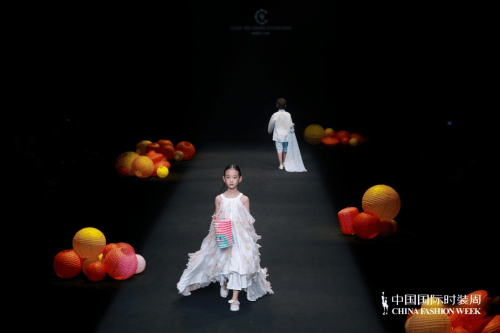 张玮设计2024中国国际时装周童装系列：《花灯(图5)