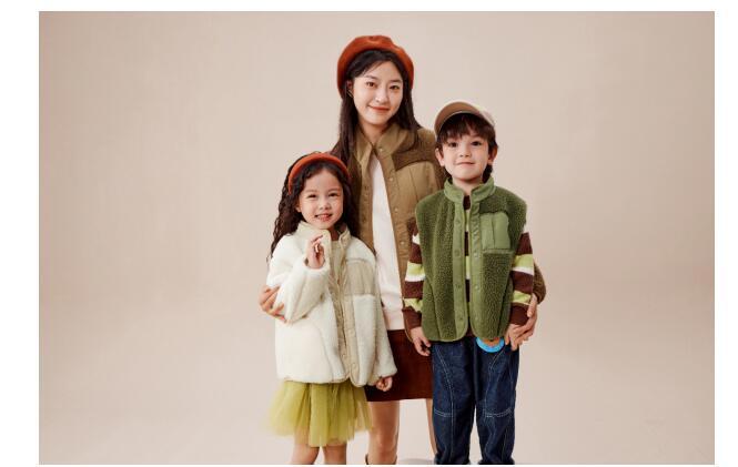 九游会J9：2024上海时装周KIDSWEAR重磅登场MiniBala携新品打造亲子毛绒秀场(图3)