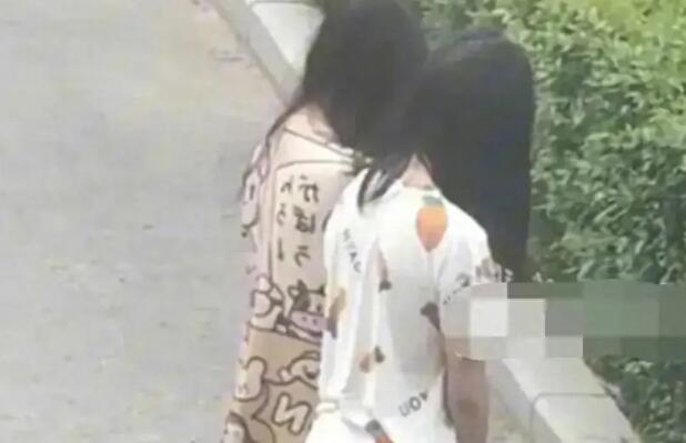 J9九游会：女子早起发现楼下跪着两女孩：跪了有快一小时事后俩人又说说笑笑的出门了(图1)