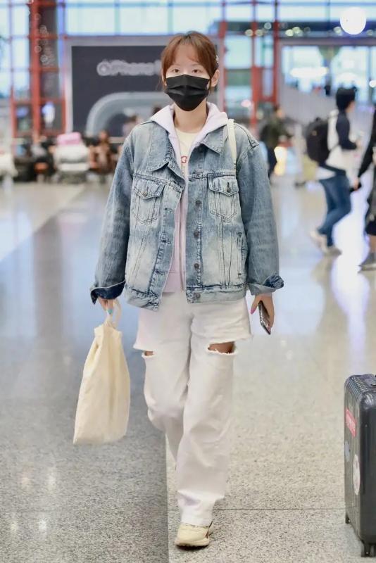 张嘉倪为儿子庆生罕见晒全家照片简单浅色系清新穿搭很显年轻(图9)