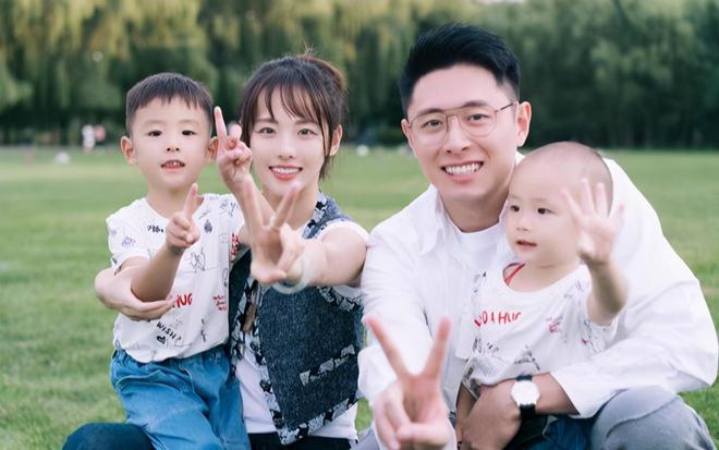 张嘉倪为儿子庆生罕见晒全家照片简单浅色系清新穿搭很显年轻(图3)