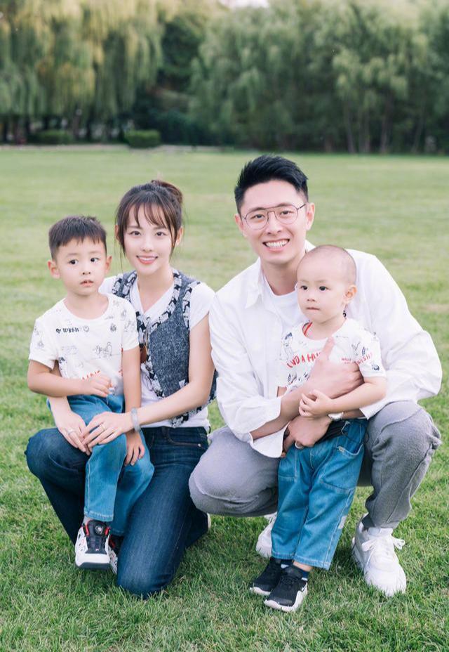 张嘉倪为儿子庆生罕见晒全家照片简单浅色系清新穿搭很显年轻(图2)