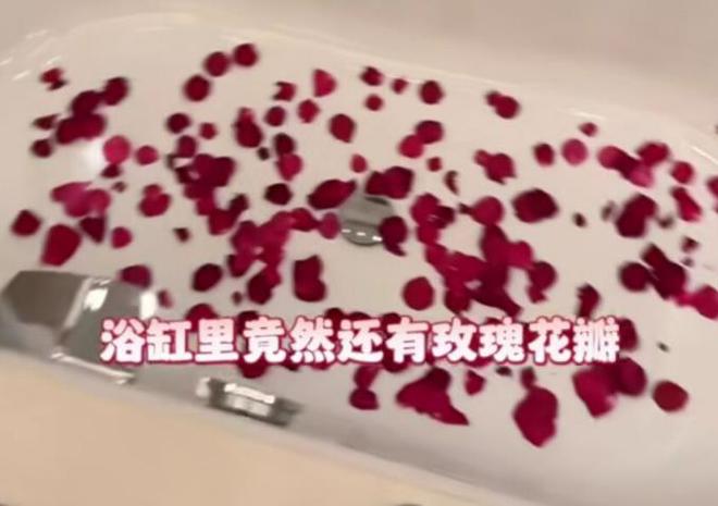 张萌昔日结婚酒店庆锡婚浴缸浪漫撒满玫瑰花老公秃顶貌不出众(图5)