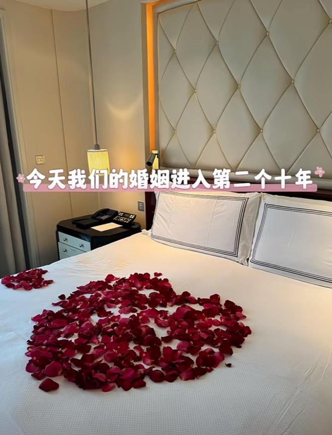张萌昔日结婚酒店庆锡婚浴缸浪漫撒满玫瑰花老公秃顶貌不出众(图4)