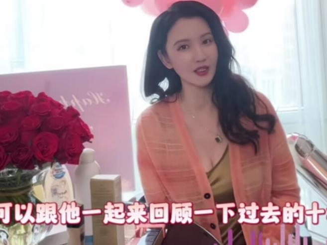 张萌昔日结婚酒店庆锡婚浴缸浪漫撒满玫瑰花老公秃顶貌不出众(图3)