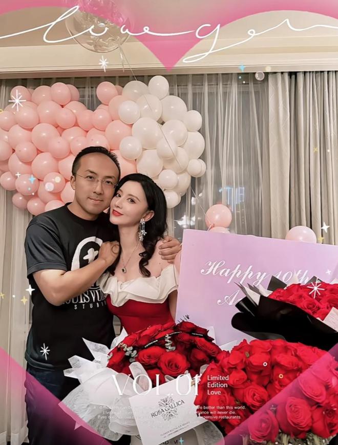 张萌昔日结婚酒店庆锡婚浴缸浪漫撒满玫瑰花老公秃顶貌不出众(图8)