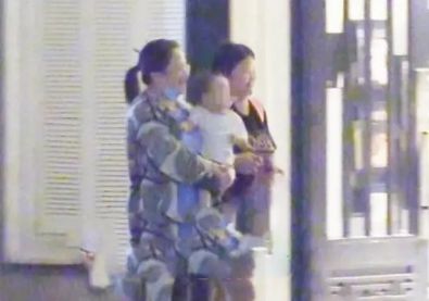 赵丽颖第一次带儿子露面圆头圆脑像妈妈冯绍峰不知道去哪里了(图1)
