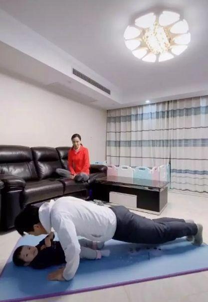 跳水冠军吴敏霞结婚纪念日！帅老公秀恩爱一家三口属女儿颜值低(图10)