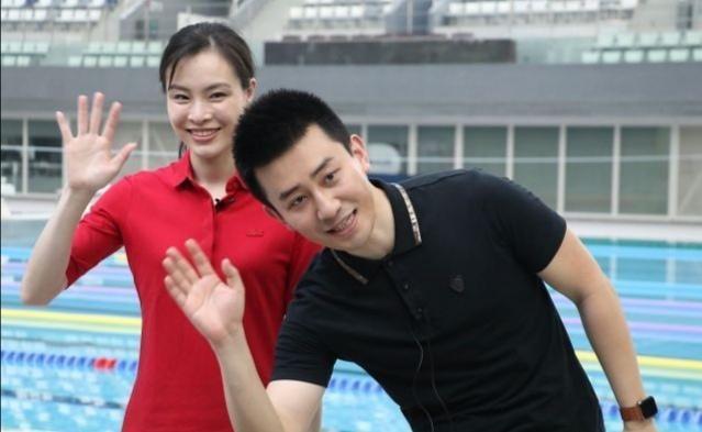 跳水冠军吴敏霞结婚纪念日！帅老公秀恩爱一家三口属女儿颜值低(图2)