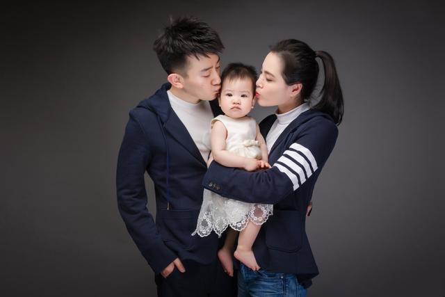 跳水冠军吴敏霞结婚纪念日！帅老公秀恩爱一家三口属女儿颜值低(图4)