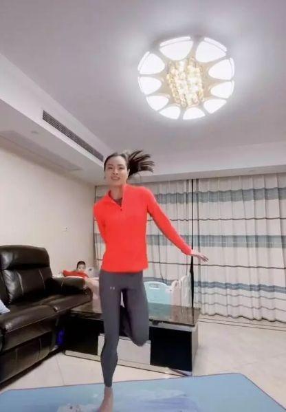 跳水冠军吴敏霞结婚纪念日！帅老公秀恩爱一家三口属女儿颜值低(图9)