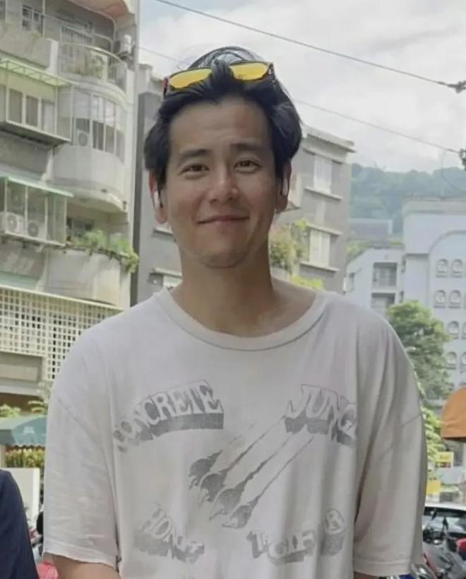彭于晏大街上遛狗接地气！头发凌乱胡子拉碴穿起皱的短袖短裤！(图1)