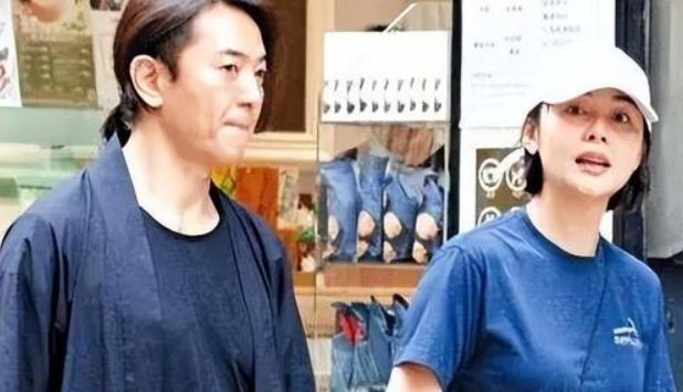九游会J9：郑伊健与蒙嘉慧日本购物被偶遇黑衣素颜逛街头发浓密状态好(图3)