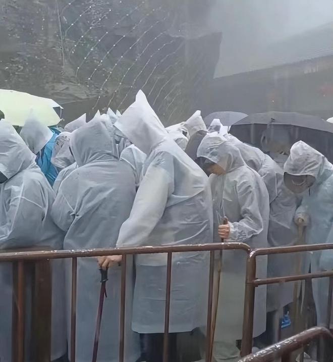 吊带女孩五一游武功山遭大风雨溅一身泥下山像逃难：明年还来(图10)