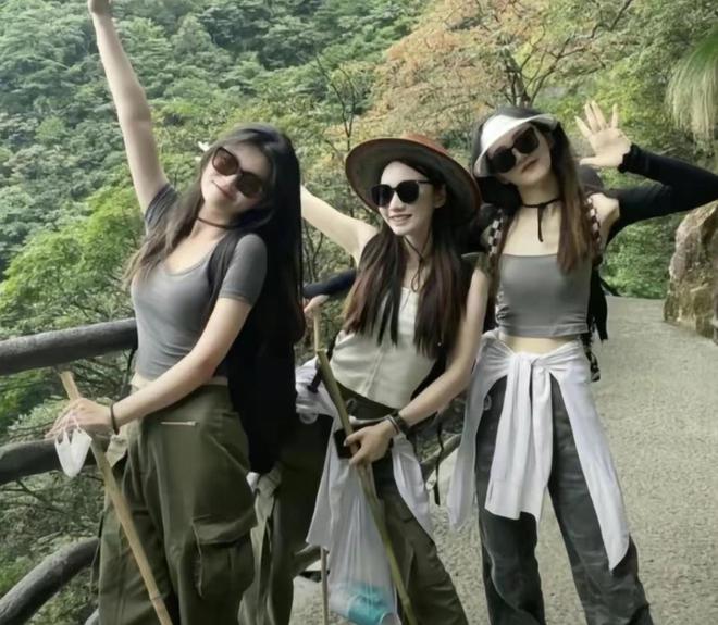 吊带女孩五一游武功山遭大风雨溅一身泥下山像逃难：明年还来(图1)