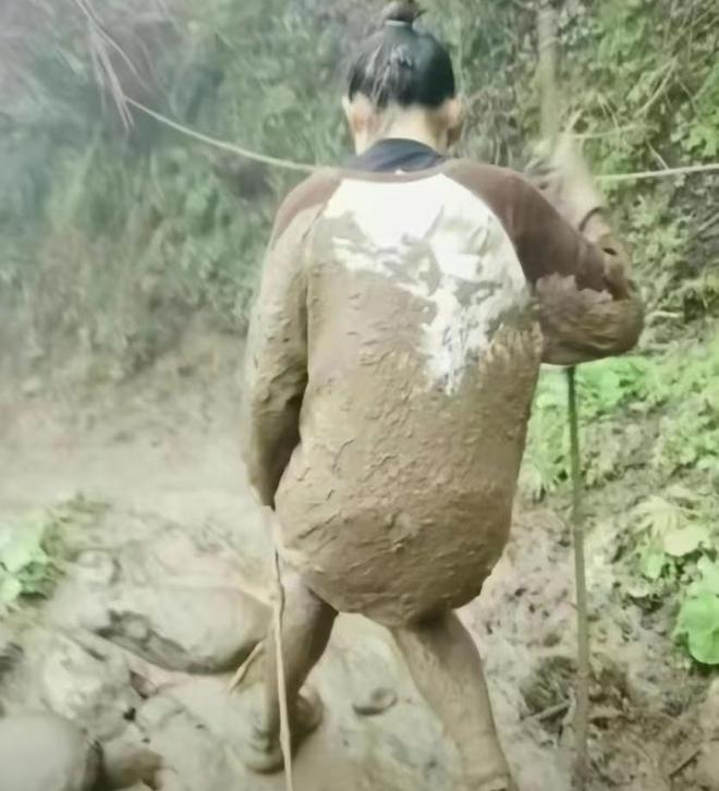 吊带女孩五一游武功山遭大风雨溅一身泥下山像逃难：明年还来(图8)
