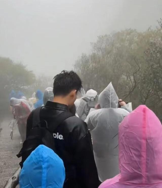 吊带女孩五一游武功山遭大风雨溅一身泥下山像逃难：明年还来(图5)