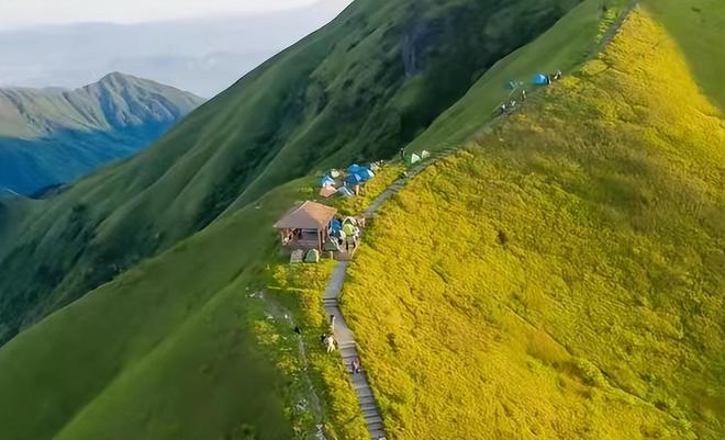 吊带女孩五一游武功山遭大风雨溅一身泥下山像逃难：明年还来(图2)