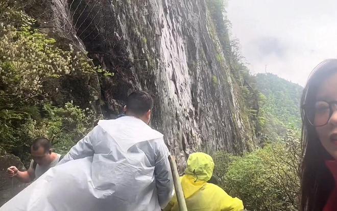 吊带女孩五一游武功山遭大风雨溅一身泥下山像逃难：明年还来(图3)