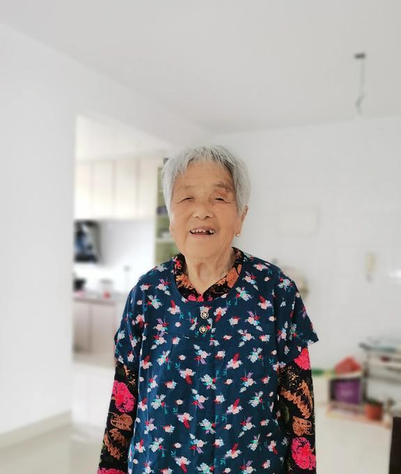 J9九游会：只要您在我就还是个孩子两代妈妈的母亲节各有各的甜蜜…(图4)