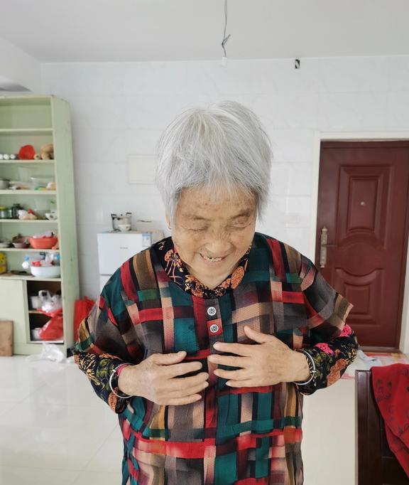 J9九游会：只要您在我就还是个孩子两代妈妈的母亲节各有各的甜蜜…(图3)