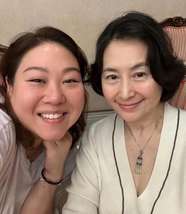 J9九游会：何超琼和干女儿过母亲节穿一身黑坐旁边三个小孩坐C位(图2)