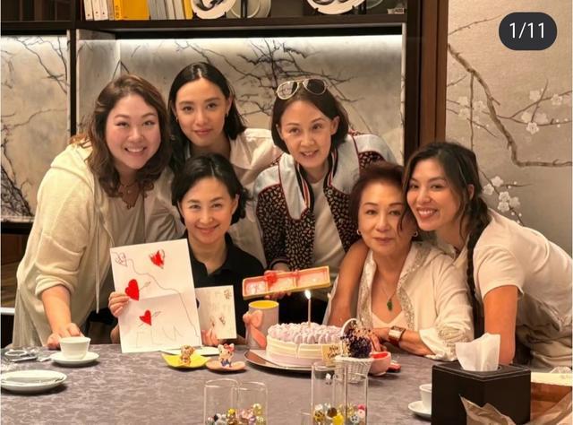 J9九游会：何超琼和干女儿过母亲节穿一身黑坐旁边三个小孩坐C位(图4)