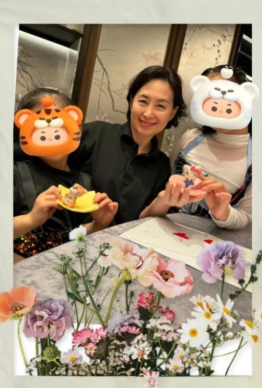 J9九游会：何超琼和干女儿过母亲节穿一身黑坐旁边三个小孩坐C位(图5)