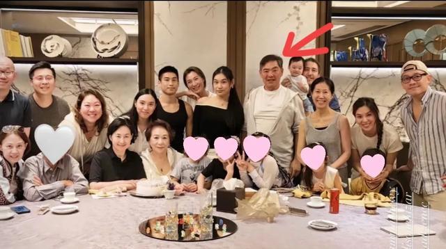 J9九游会：何超琼和干女儿过母亲节穿一身黑坐旁边三个小孩坐C位(图9)