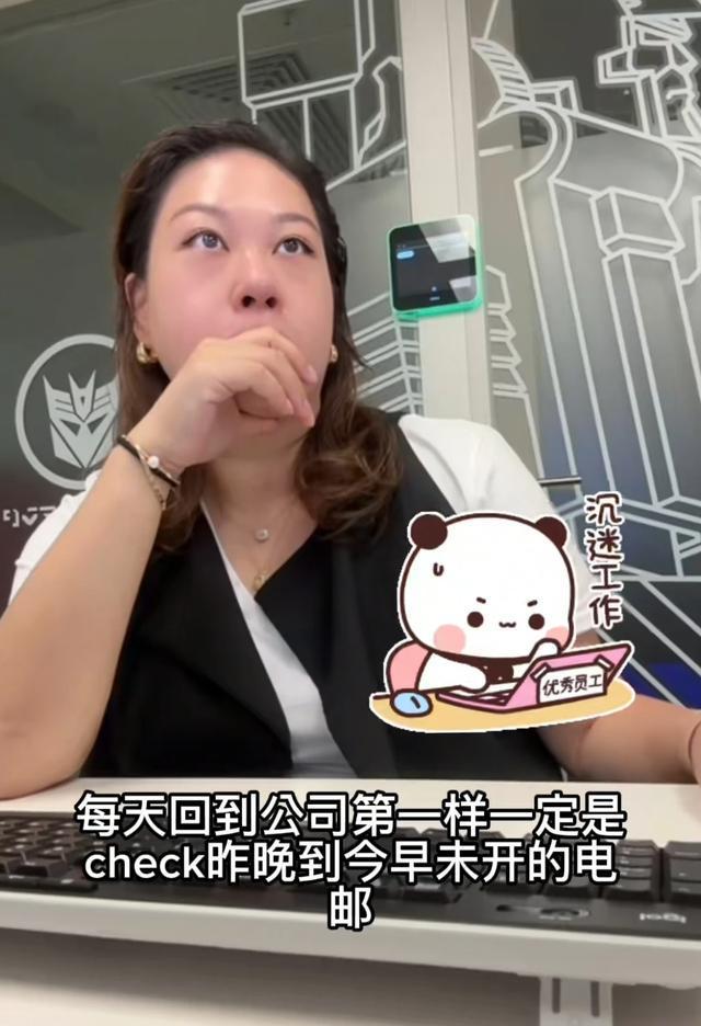 J9九游会：何超琼和干女儿过母亲节穿一身黑坐旁边三个小孩坐C位(图13)