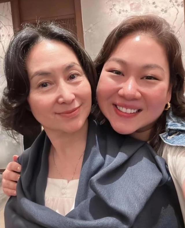 J9九游会：何超琼和干女儿过母亲节穿一身黑坐旁边三个小孩坐C位(图11)
