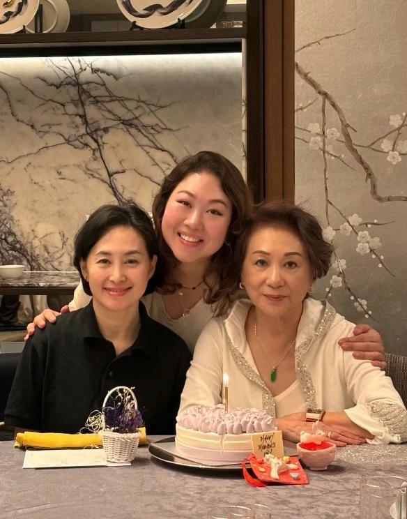 J9九游会：何超琼和干女儿过母亲节穿一身黑坐旁边三个小孩坐C位(图10)
