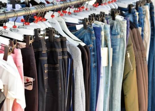 “月薪两万不敢在商场买衣服”冲上热搜你现在还逛商场吗？(图5)
