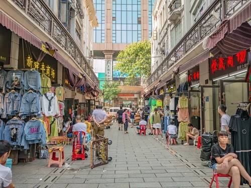 “月薪两万不敢在商场买衣服”冲上热搜你现在还逛商场吗？(图9)