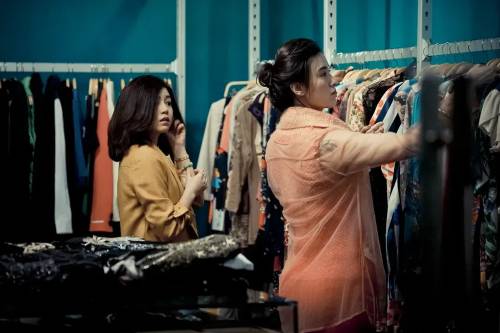 “月薪两万不敢在商场买衣服”冲上热搜你现在还逛商场吗？(图2)