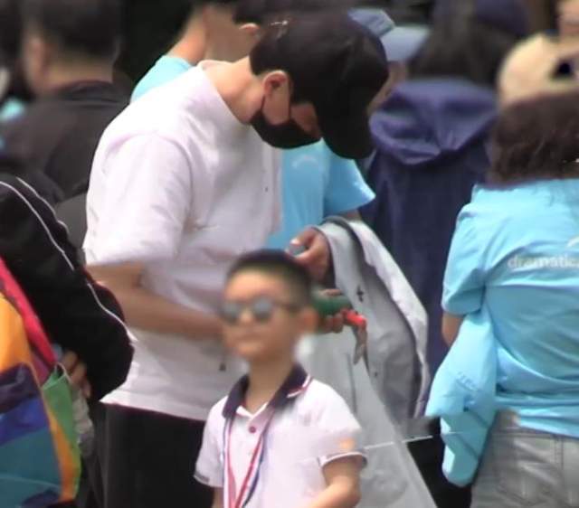 九游会J9：冯绍峰带娃有一套儿子想想近照曝光像妈妈赵丽颖缺席遭吐槽(图3)