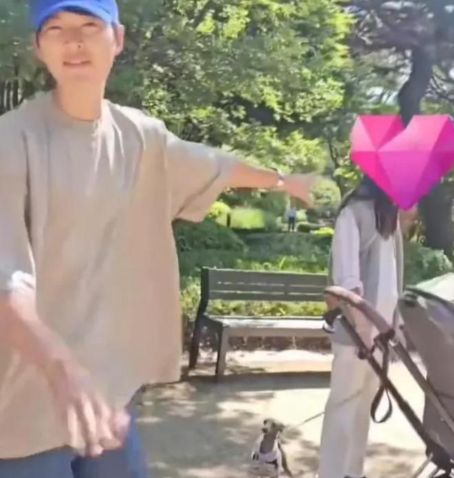 九游会J9：暖心！宋仲基被偶遇后阻止他人拍摄家人和粉丝打招呼超有亲和力(图2)