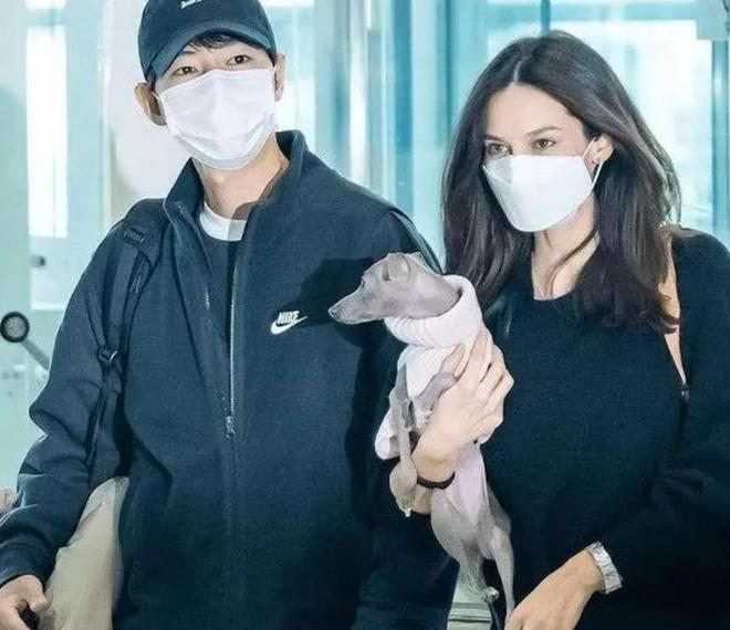 九游会J9：暖心！宋仲基被偶遇后阻止他人拍摄家人和粉丝打招呼超有亲和力(图3)