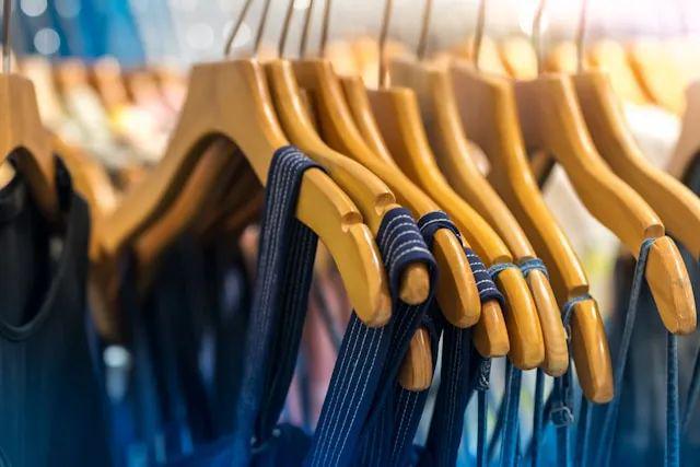 九游会J9：商场衣服越卖越贵一些年轻人开始逛批发市场(图4)