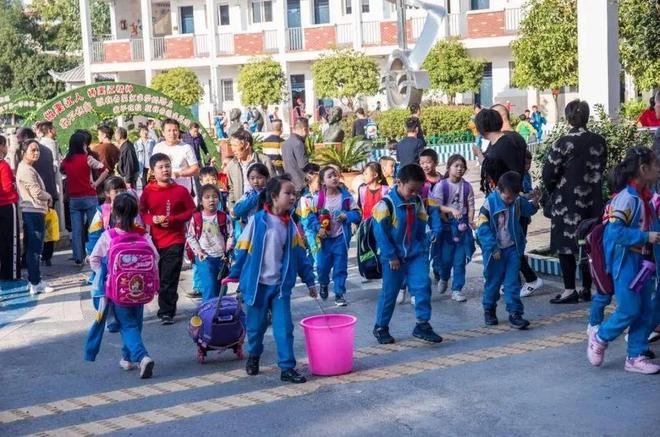 九游会J9：放假通知！广东大中小学暑假时间表出炉孩子们：假期好短(图1)