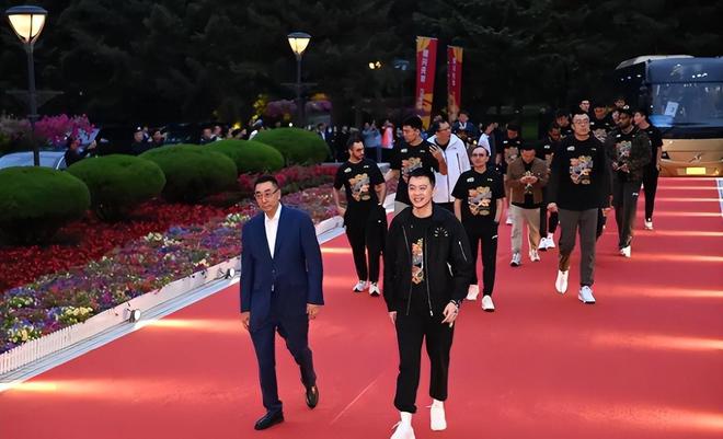 九游会J9：韩德君回归田园生活！10年老房初心不变日子好了竟然雇俩保安？(图1)