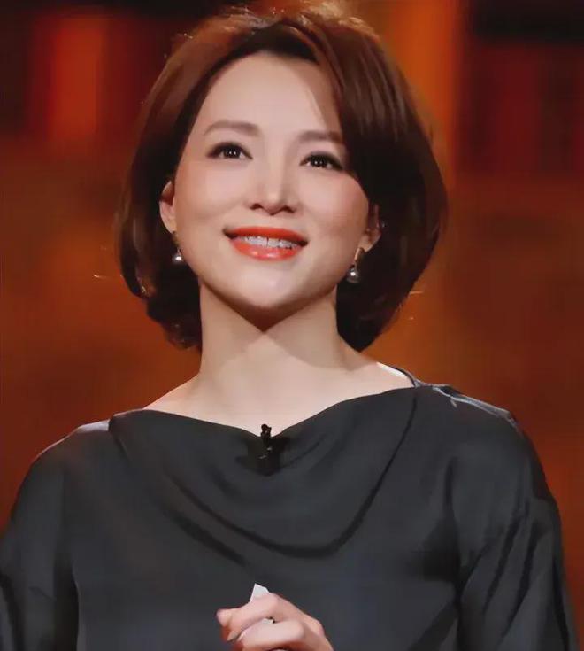 董卿杨颖同去儿子学校参加义卖网评两极分化后者输在一细节上(图7)