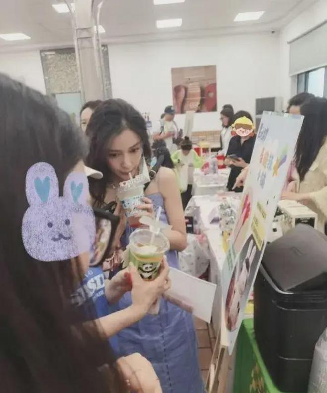 董卿杨颖同去儿子学校参加义卖网评两极分化后者输在一细节上(图6)