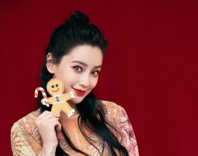 董卿杨颖同去儿子学校参加义卖网评两极分化后者输在一细节上(图2)