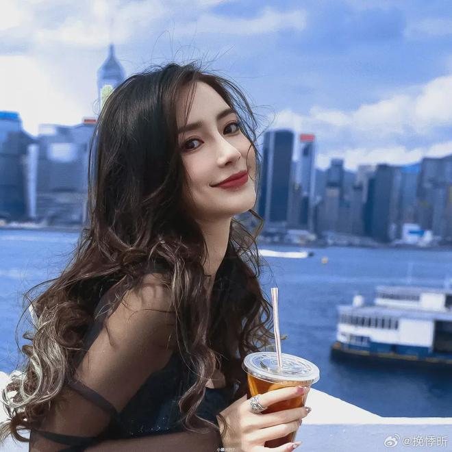 董卿杨颖同去儿子学校参加义卖网评两极分化后者输在一细节上(图10)