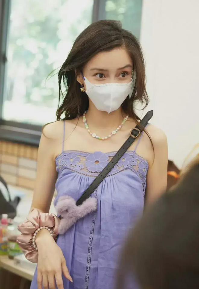 董卿杨颖同去儿子学校参加义卖网评两极分化后者输在一细节上(图4)