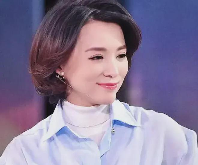 董卿杨颖同去儿子学校参加义卖网评两极分化后者输在一细节上(图8)