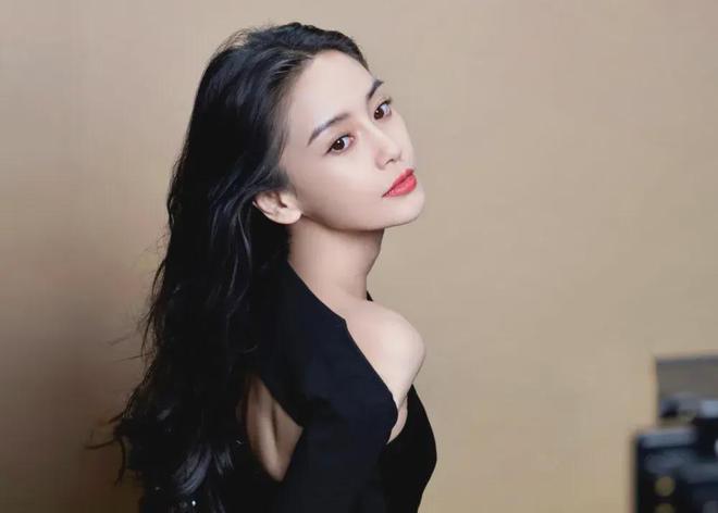 董卿杨颖同去儿子学校参加义卖网评两极分化后者输在一细节上(图9)