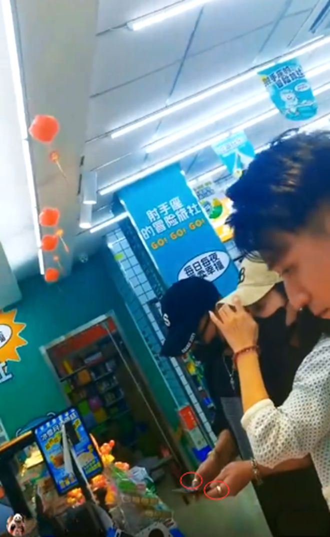 森林北陪汪峰过儿童节！穿镂空休闲上衣配小白裤真是又美又飒(图3)