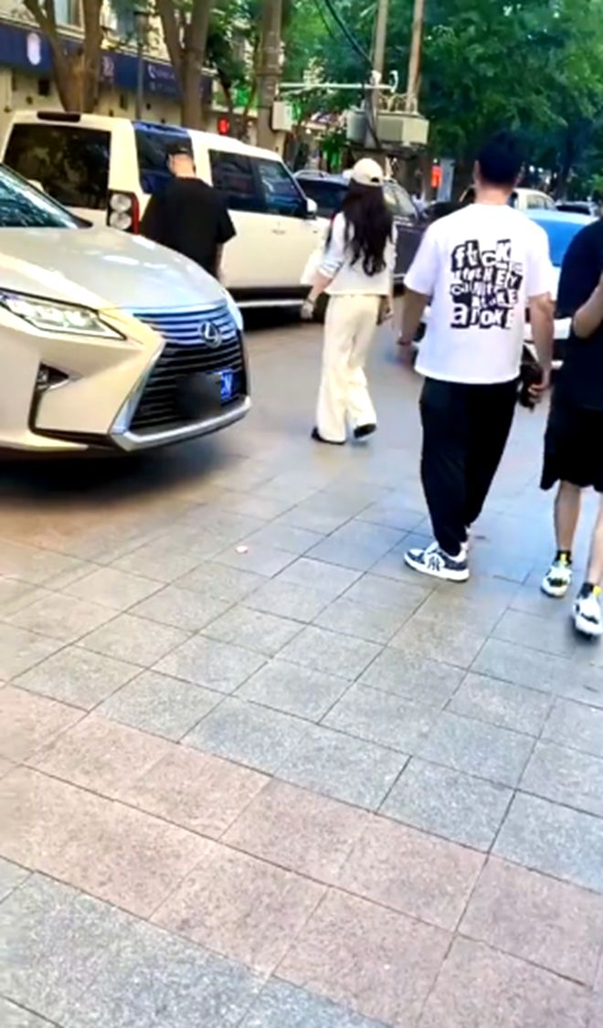 森林北陪汪峰过儿童节！穿镂空休闲上衣配小白裤真是又美又飒(图1)